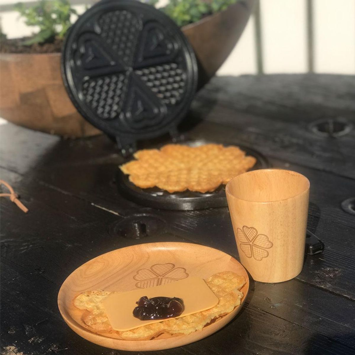 Wooden plate with waffle design
