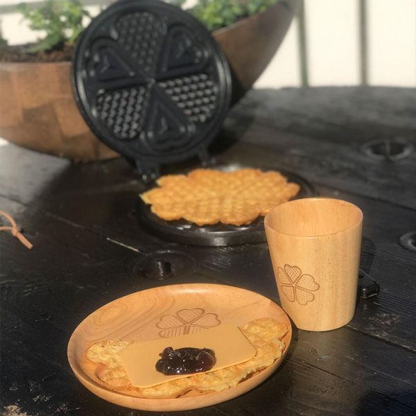 Main Image Wooden plate with waffle design