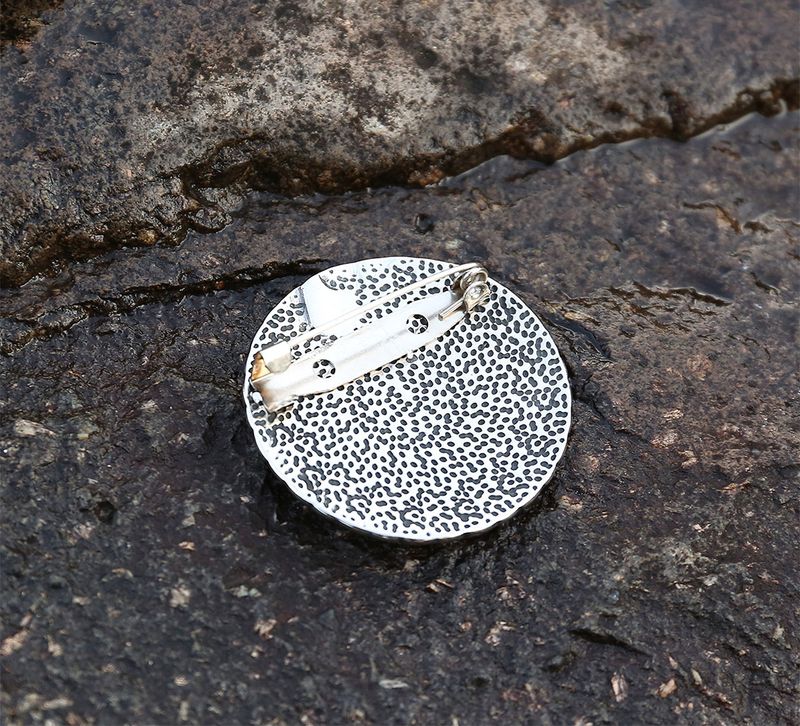 Brooch, Wayfinder
