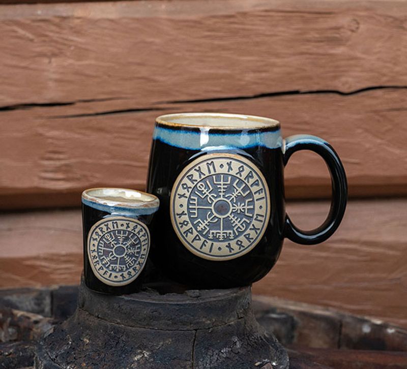 Ceramic mug with Wayfinder, black