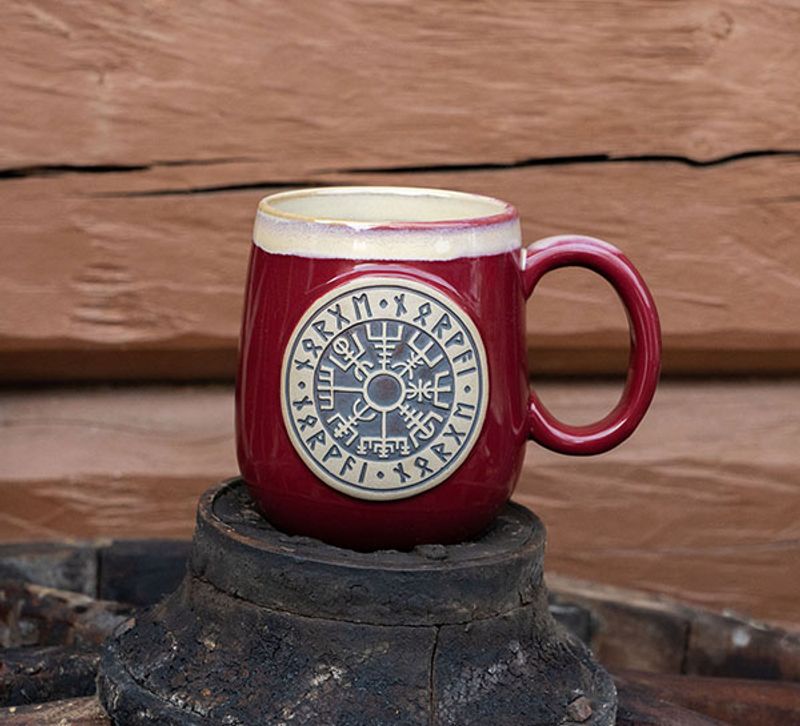 Ceramic mug with Wayfinder, red